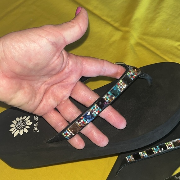 Yellow Box bejeweled comfy flip flops size 8 1/2 - Picture 5 of 9
